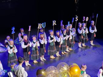 Mokyklos liaudiškų šokių kolektyvo „Žiburėlis“ 30-ies metų jubiliejaus koncertas