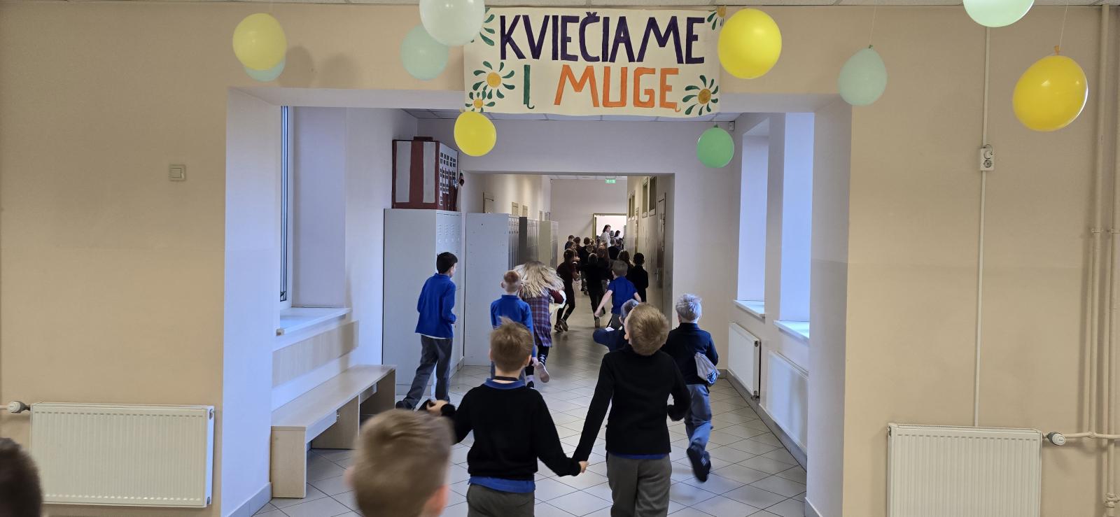 Pavasariška nuotaika Šilutės Žibų pradinėje mokykloje: nušurmuliavo priešvelykinė mugė!