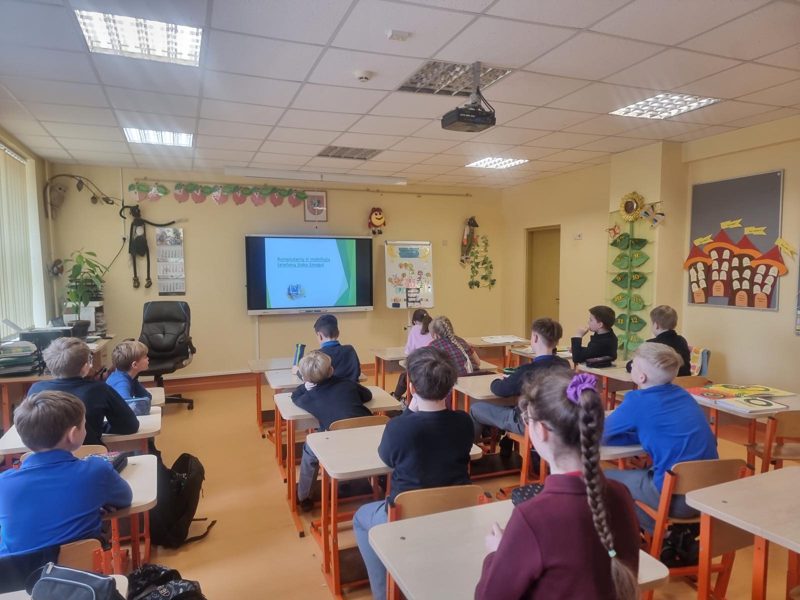Saugus ir sveikas technologijų pasaulis: pamokos 3–4 klasių mokiniams
