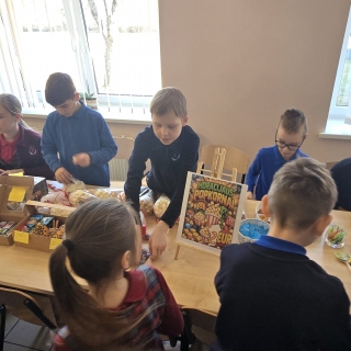 Pavasariška nuotaika Šilutės Žibų pradinėje mokykloje: nušurmuliavo priešvelykinė mugė!